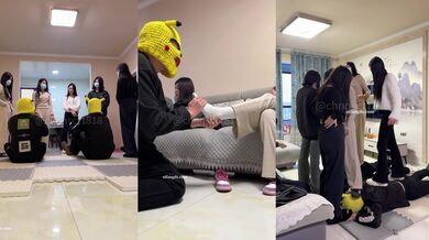校园内的欺凌2025年10月最新【重磅】VIP精选【与精神小妹的那些年】足交踩脸调教，好几个妹子一起，吃嫩妹的大便，享受特殊的待遇！
